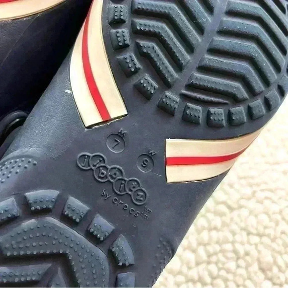 Jibbitz CROCS Kilby Navy W/ Blue/White Stripe Clog W/ Disney Jibbitz W9/M7 - Picture 11 of 12